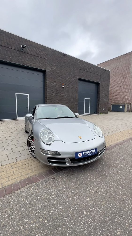 Zilvergrijze Porsche 911 voor de werkplaats van Preyde Automotive