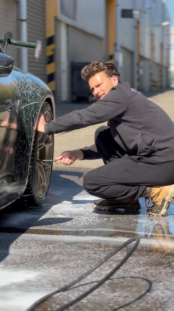 Wiel en velg reinigen tijdens een detailingbeurt