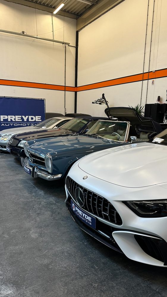 Klassiekers en een Mercedes-AMG GT in de werkplaats
