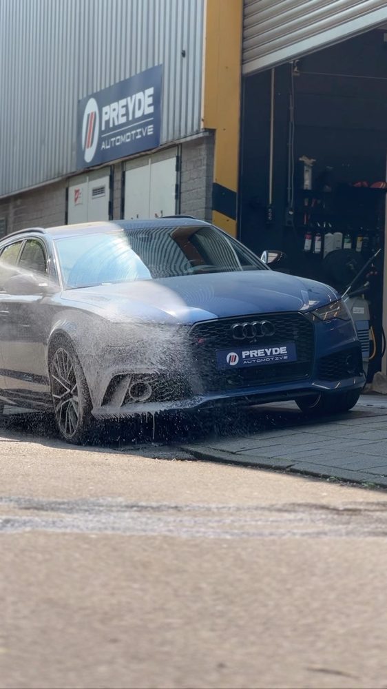 Audi RS6 Avant onder het schuim tijdens een wasbeurt