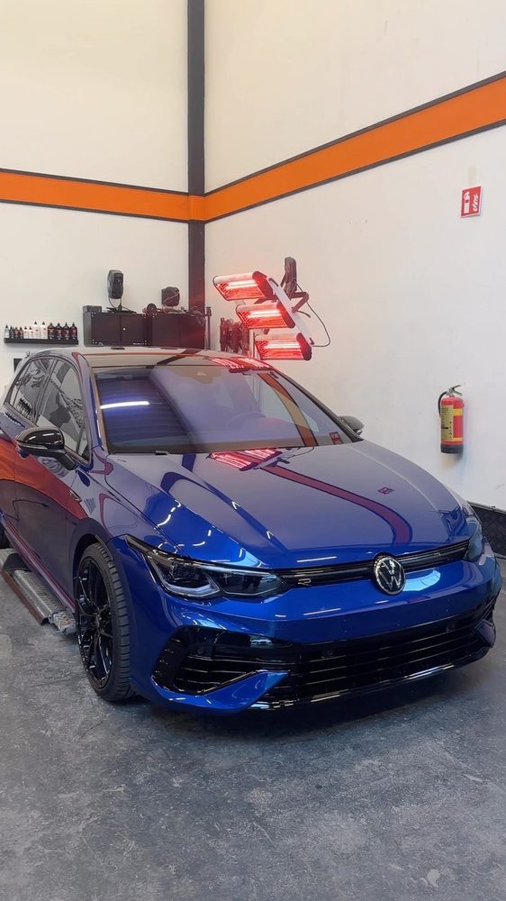Blauwe Volkswagen Golf R in de werkplaats