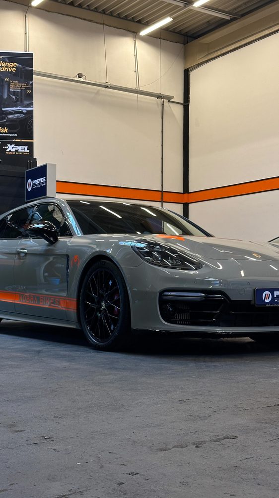 Grijze Porsche in de detailingruimte